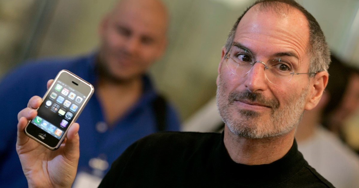 Steve Jobs con el iPhone original