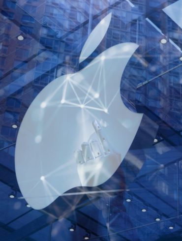 Foto de un edificio de Apple con zoom en el logo